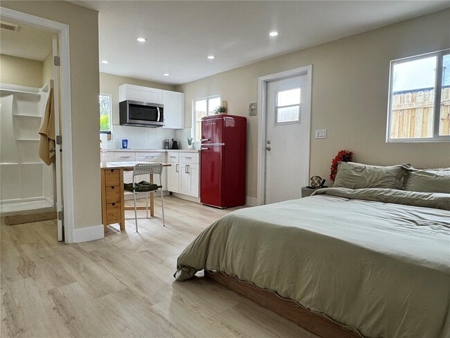 Building Photo - 4135 Des Moines St NE