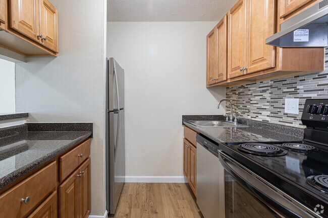 1 BR, 1BA, 625 SF - Carlyle House Apartments