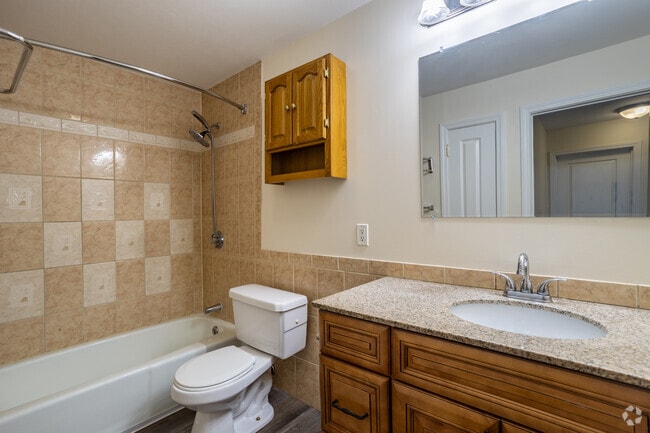 2BR, 1BA - 1,000SF - Bathroom