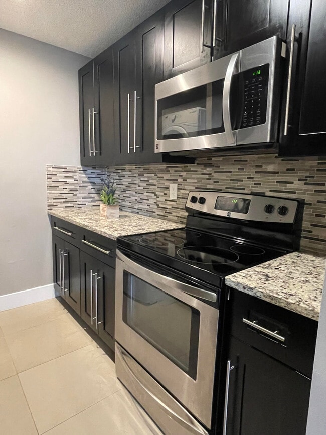 Building Photo - 10092 Twin Lakes Dr Unit 38-h