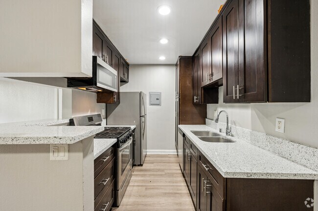2BR, 2BA - 1015SF - Kitchen