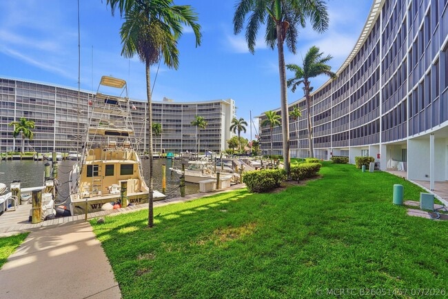 Building Photo - 1427 E Hillsboro Blvd Unit 123