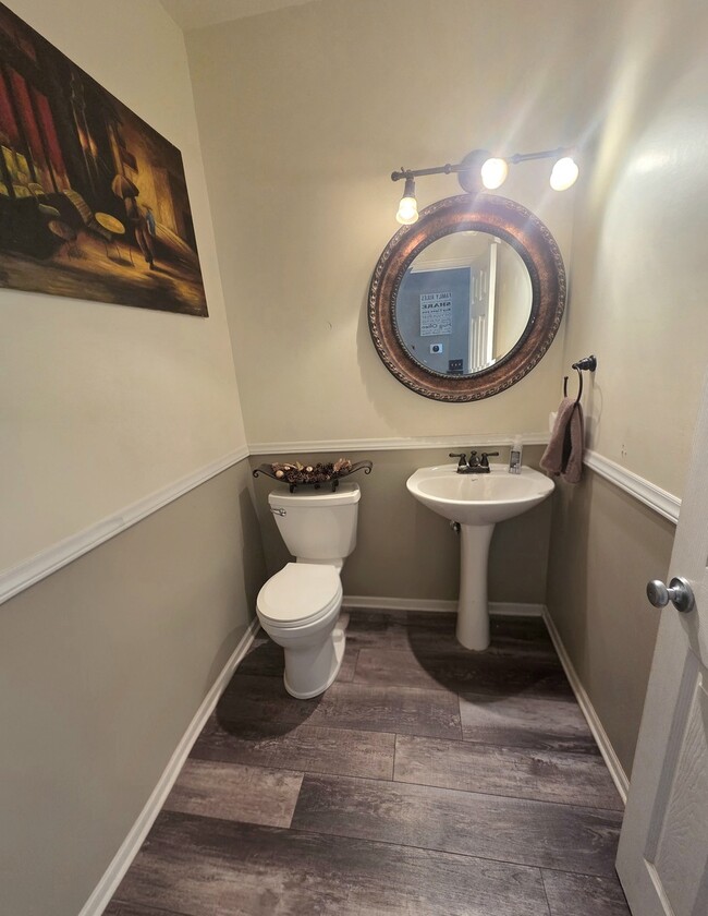 Photo - 208 Comstock Dr