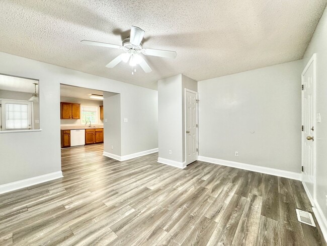 Photo - 3 BR Unit Near Shoppes on Elm