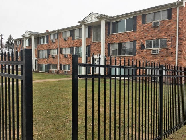 Photo - Colonial Manor Apartments