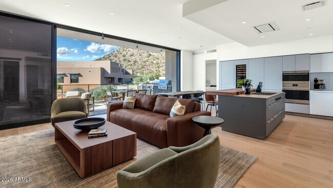 4849 N Camelback Rdg Dr Unidad B203