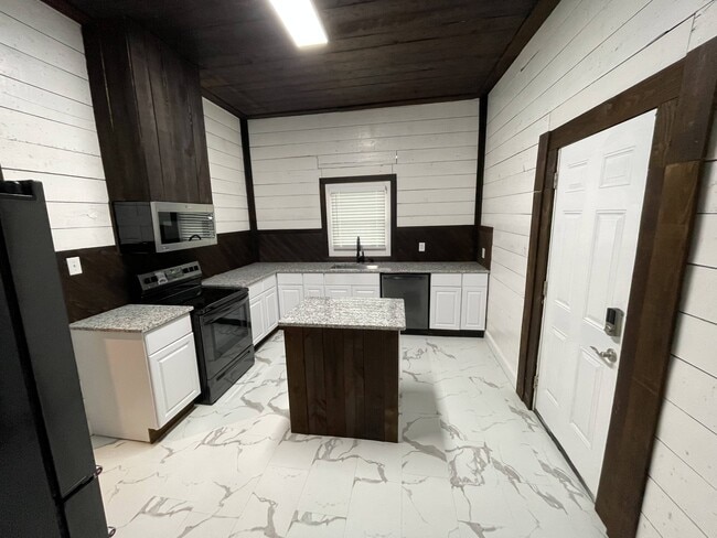 Photo - 112 Yates St