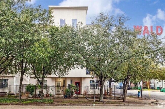 Building Photo - 719 St Charles St Rental