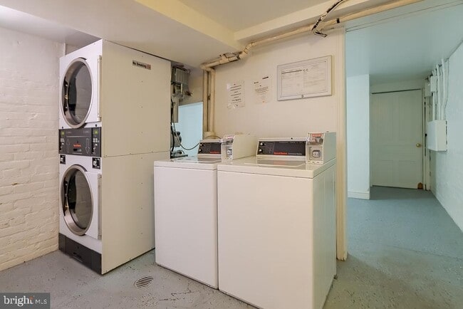 Building Photo - 2908 Q St NW Unit 105