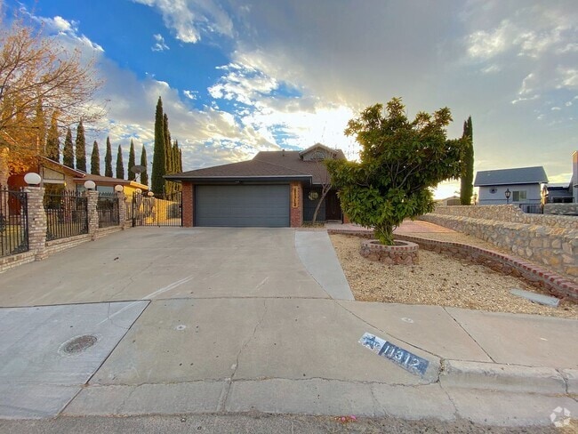 Building Photo - East El Paso 4 bed Refrig A/C! Rental