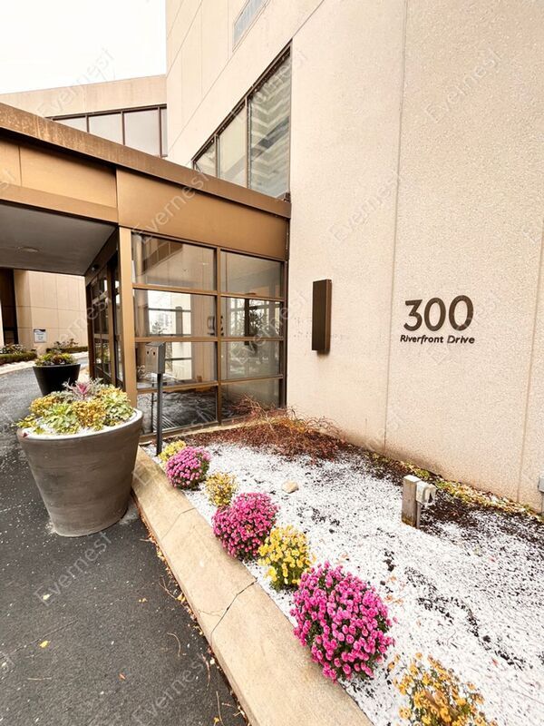 300 Riverfront Dr Condo For Rent in Detroit, MI