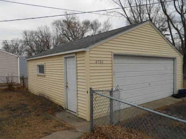 Building Photo - 4904 Xerxes Ave N