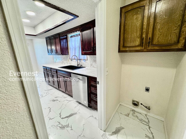 Photo - 213 W Los Angeles St