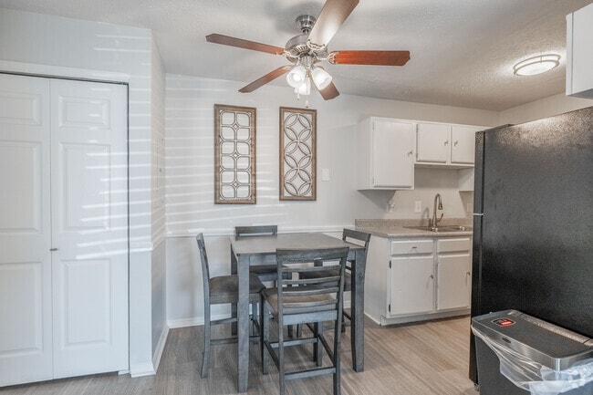 1BR, 1BA - 640SF - Dining Area