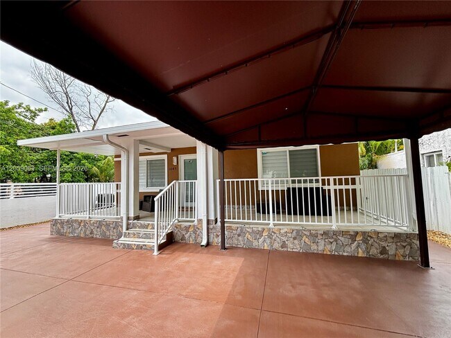 Photo - 1043 NW 33rd St Unit Front