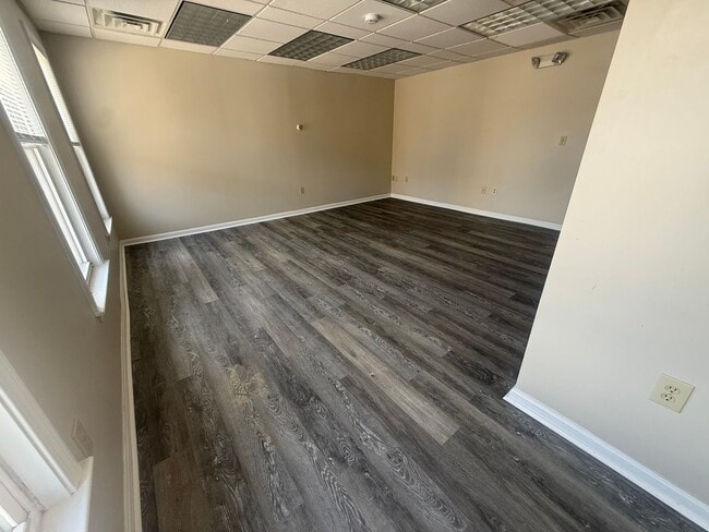 Building Photo - 1346-1356 Elm St. Unit 1348-2 Elm