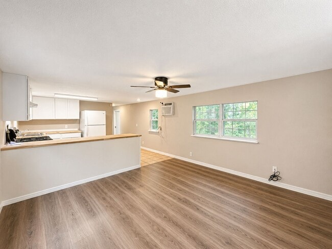Photo - Newly Remodeled • Water Included • Pet Friendly Unidad 333 Newport Rd.