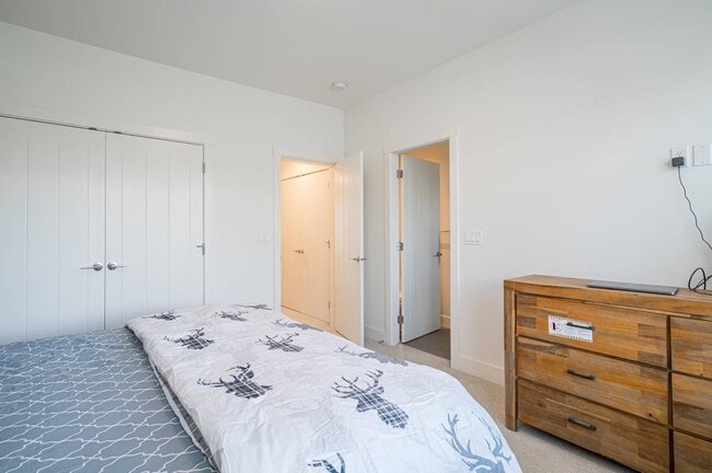 Photo - 11188-11172 72 Ave