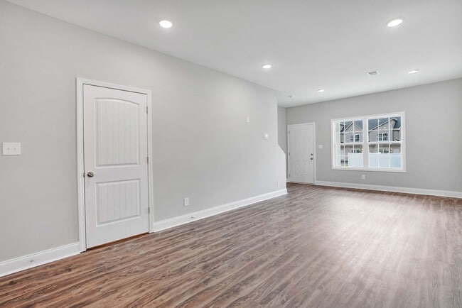 541 New S Dr