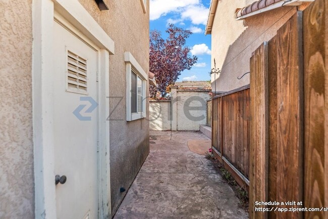 Photo - 1055 Adana Terrace