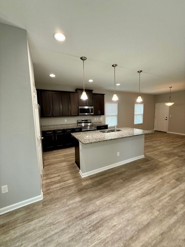 Photo - Great 3 bed 2.5 Bath House close to Intrac...
