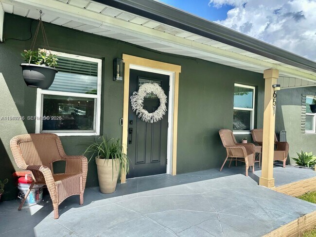 Photo - 651 E 38th St