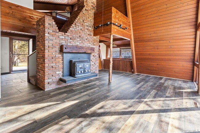 304 Lake Lodge Dr