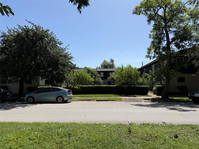 Building Photo - 1320 Heights Blvd Unit 2