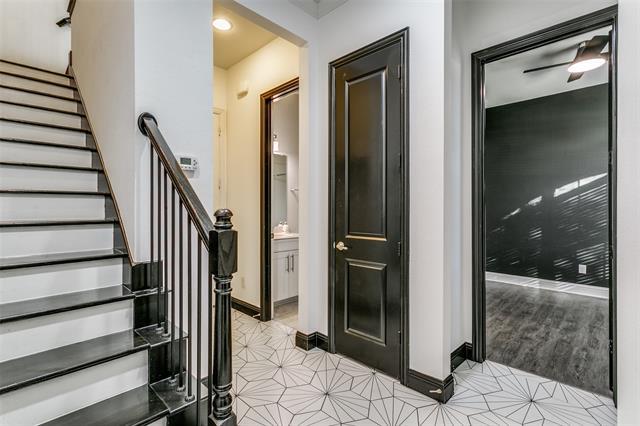 Photo - 515 W Royal Ln