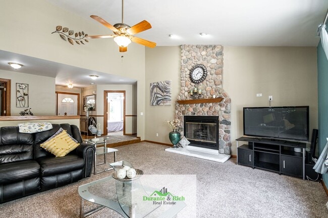 Photo - Beautiful 3 bedroom 2 Bath in the Perfect Location!!