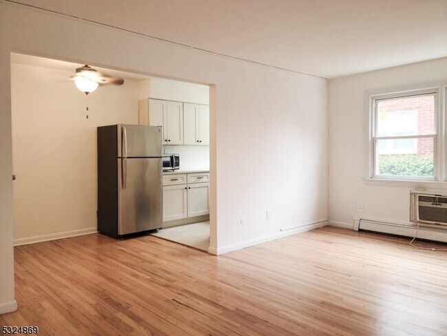 Photo - 482 Joralemon St Unit C4