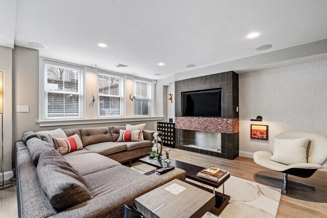 Building Photo - 98 Waltham St Unit 1