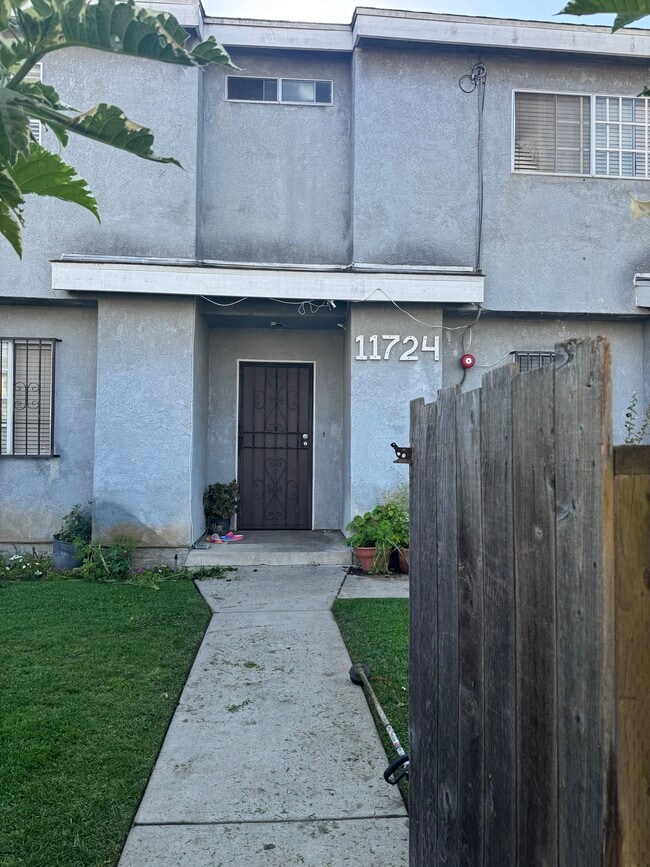Building Photo - 11724 Truro Ave Unit Townhouse