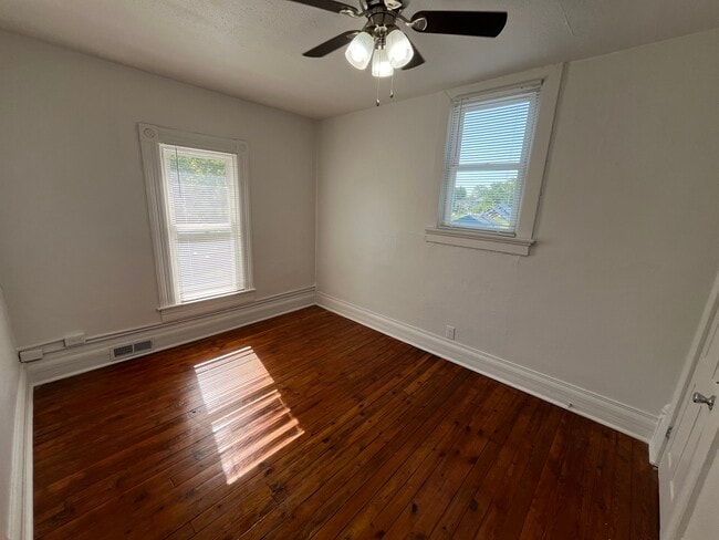 Photo - 921 W 9th St