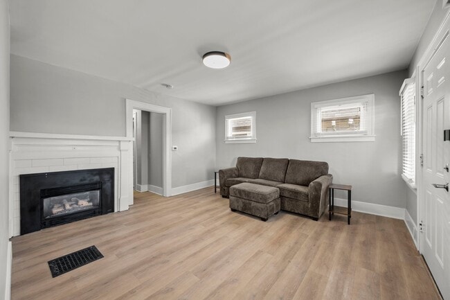 4525 5th Ave NE Unidad 1A