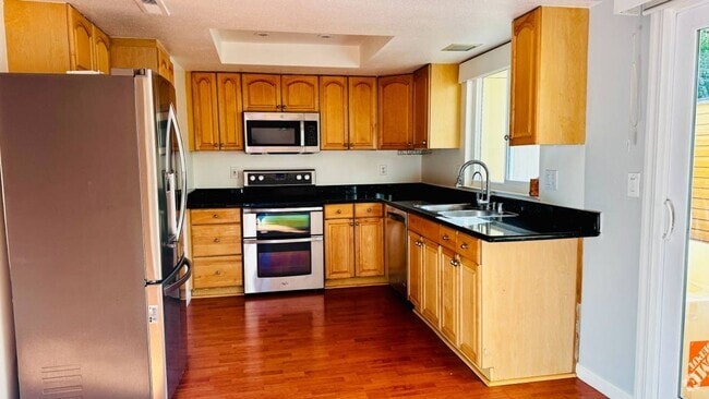 Building Photo - Charming 3BR/1.5BA Townhouse in Pleasanton...