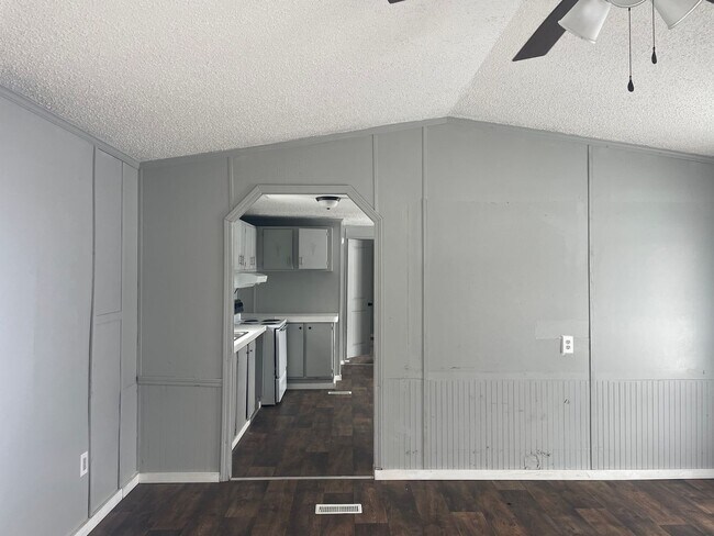 Photo - Country living with spacious front and backyard - 3 beds/ 2bath available now