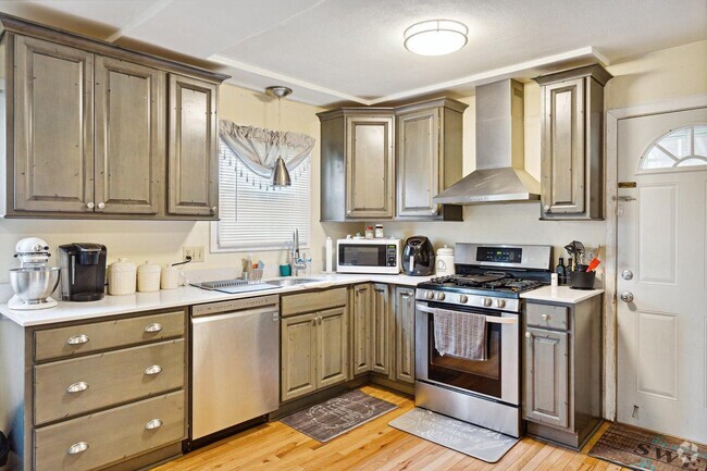 Building Photo - 608 Manistique Ave Rental