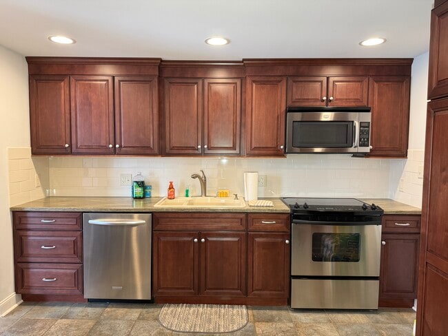 Photo - 140 Niagara Shore Dr