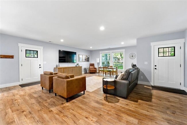 Photo - 1921 Hazelwood Dr SE