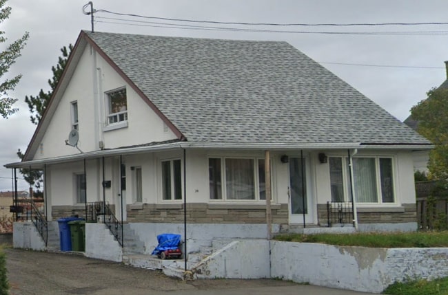 Building Photo - 32 34e Av