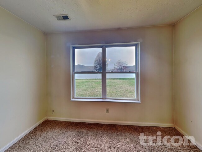 Photo - 5328 Waterton Lakes Dr