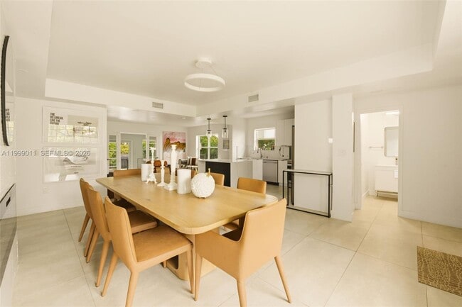 Photo - 725 W 51st St