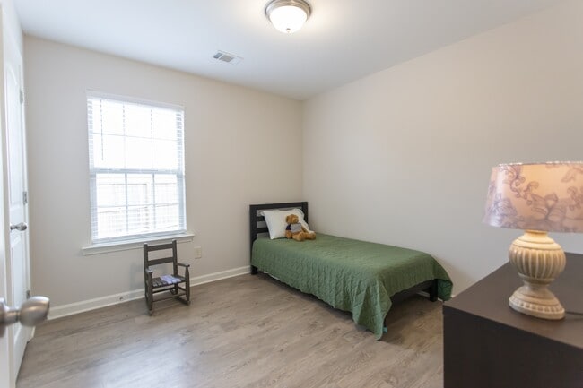 Photo - 1128 Honeysuckle Dr