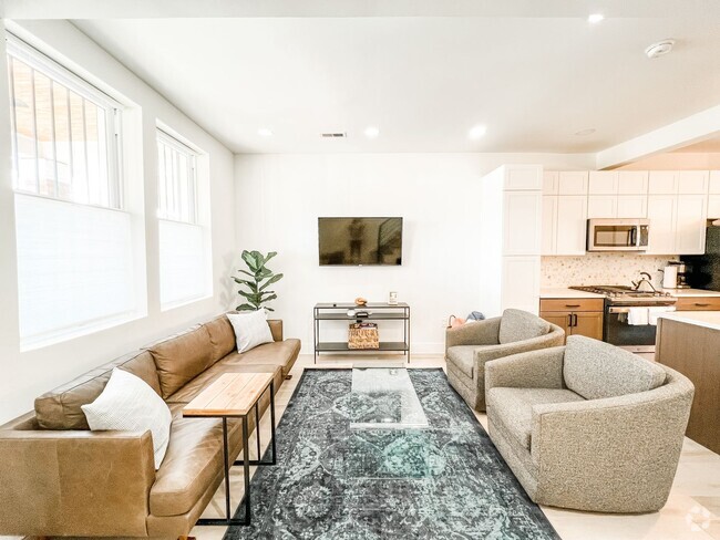 Building Photo - RENOVATED TOWNHOME WITH DECK BY METRO