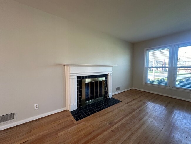 Photo - 3 bedroom/1.5 bath w/basement in Woodlawn Park. Available mid June