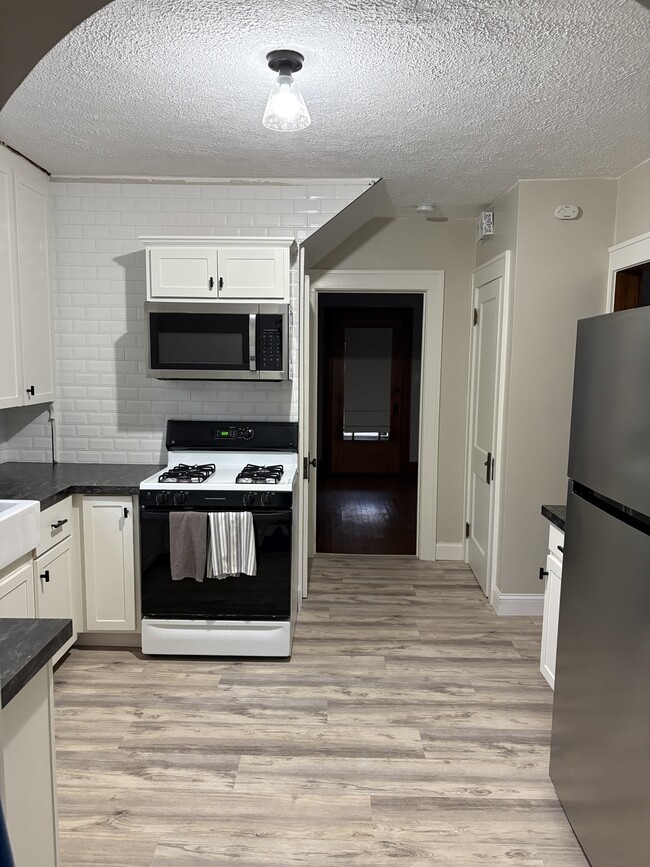 kitchen - 224 Woodside Ave NE