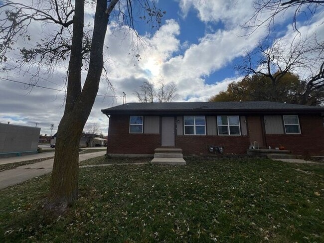 Building Photo - 904 Randolph St