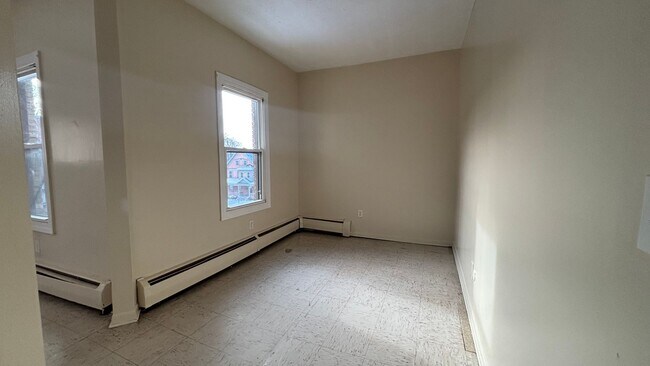 Photo - 5 Bedroom 1.5 Bath Spacious Apartment - Heat and Hot Water Included Unidad 1083-3R