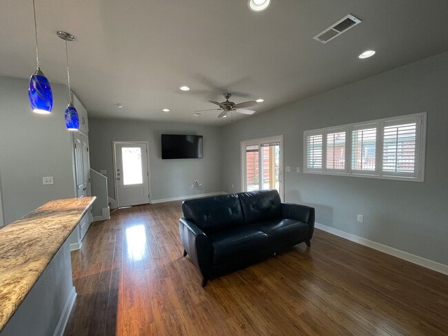 Photo - Amazing detached 2/2.5 duplex in Central Austin!!! Unidad B